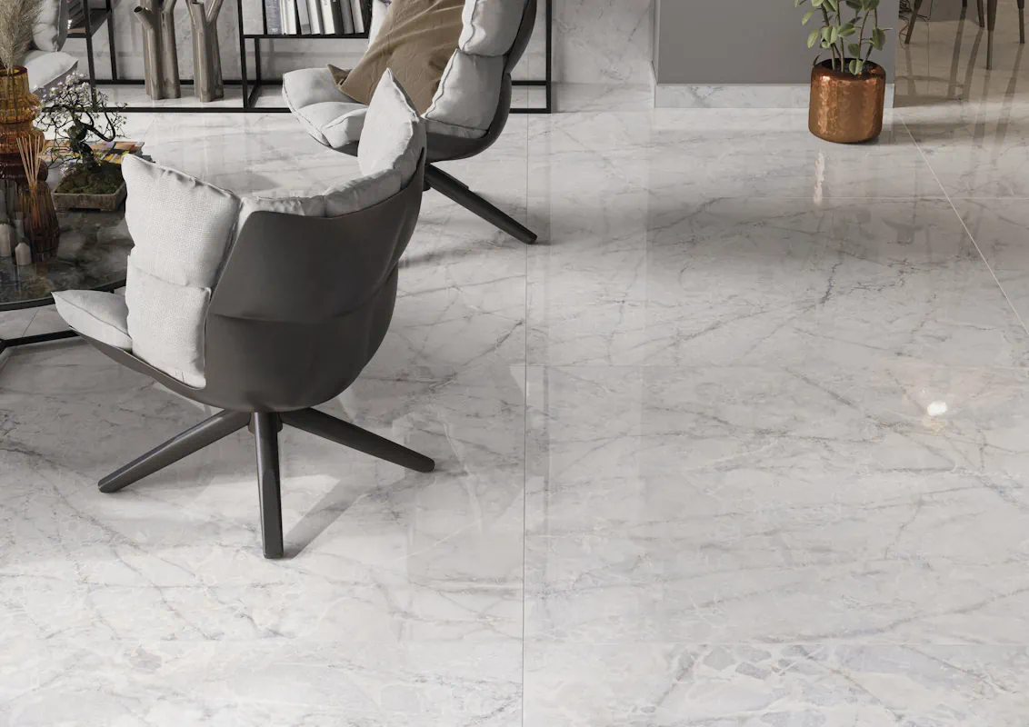 QYMH1270BI22564_ATLANTIS_02_AMBIENTE_ATLANTIS_WHITE_PULIDO_120X120_SALON_IMD